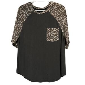 Zenana Women's Brown Green Animal Print Short Sleeve T-Shirt Front Pocket Size L